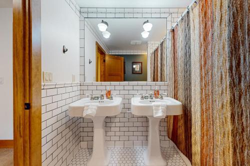 RonaldにあるThe Bear Hugの洗面台が2つと鏡があるバスルーム