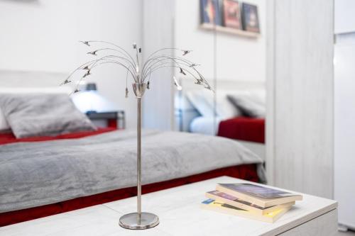 Un pat sau paturi într-o cameră la DUOMO-Sesto M1 Relax Campari Wi-fi & Netflix
