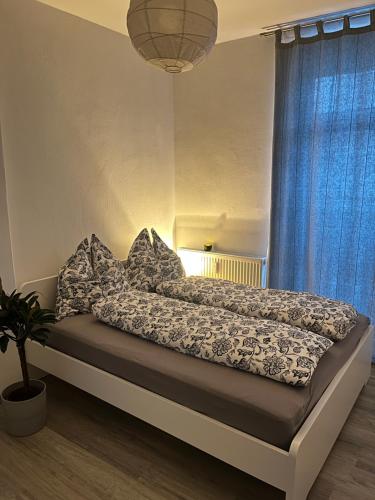 ein Bett mit Kissen darauf im Schlafzimmer in der Unterkunft Bergstadtwohnung in Freiberg