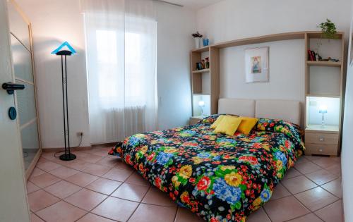 - une chambre avec un lit doté d'un couvre-lit coloré dans l'établissement Appartamento Margaritone, à Arezzo