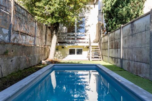 une piscine dans la cour d'une maison dans l'établissement Appartement 50m2 parfait état avec piscine privée, à Bordeaux