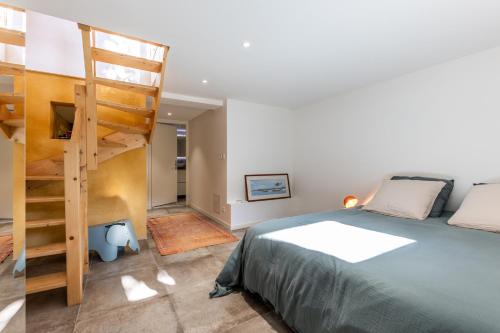 a bedroom with a bunk bed and a ladder at Appartement 50m2 parfait état avec piscine privée in Bordeaux