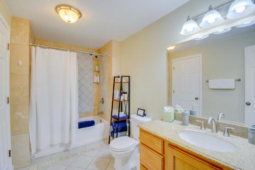 Ett badrum på Gig Harbor Vacation Rental Home 1 Mi to Uptown!