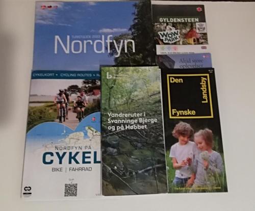 a bunch of magazines sitting on a shelf at Tæt på Langesø in Morud