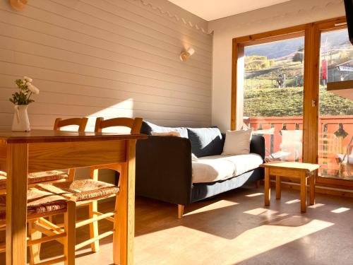 un salon avec un canapé et une table dans l'établissement Tout confort sur les pistes, à Saint-François-Longchamp