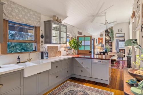 Bald KnobForget Me Not Cottage的厨房配有白色橱柜和大水槽