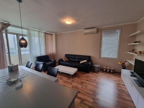 un soggiorno con divano e tavolo di Hawaii 08, 2 bedrooms, with garage a Novi Beograd