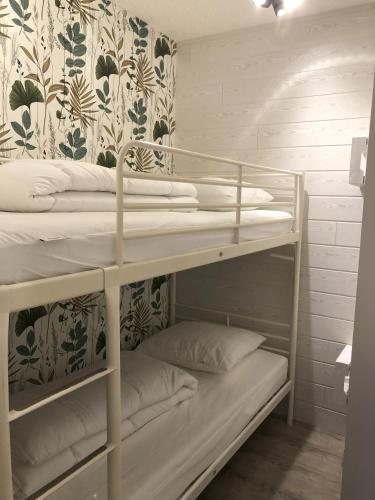 quelques lits superposés dans une chambre dans l'établissement Charmant appartement à flanc de montagne, à Barèges