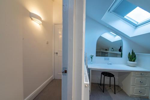 W łazience znajduje się umywalka i lustro. w obiekcie Unique 3 Beds 2 Baths Abbey Rd St John's Wood w Londynie