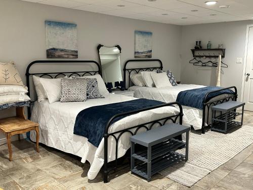 Un dormitorio con dos camas en una habitación. en The Lodge at Lakeshore, en Belle River