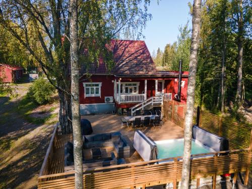 uma casa com um deque e uma piscina em Villa Siirtola em Koro