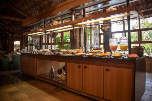 un ristorante con un buffet di cibo su un bancone di Serra do Ibitipoca Hotel de Lazer a Conceição da Ibitipoca