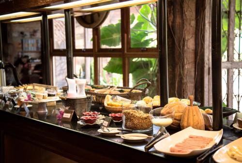 una linea a buffet con diversi tipi di cibo su un tavolo di Serra do Ibitipoca Hotel de Lazer a Conceição da Ibitipoca