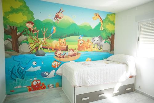 1 dormitorio con un mural de animales en un río en Gran casa ideal para familias, en Atarfe