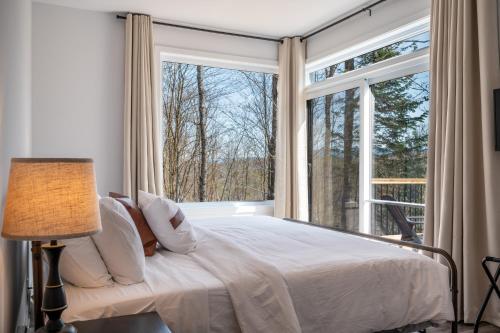 เตียงในห้องที่ Tremblant Woodland Retreat