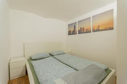 ein Schlafzimmer mit einem Bett und zwei Bildern an der Wand in der Unterkunft 2 bedroom apartment in the Dob street, Emerald in Budapest