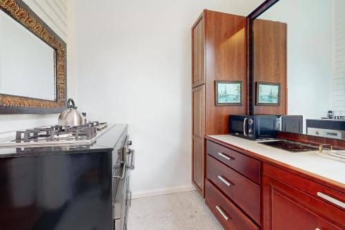 una cocina con armarios de madera y un aparato negro en Golden Hour, en Wilmington