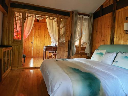 1 dormitorio con 1 cama y escritorio en una habitación en New Fragrant Hui Villa, en Yi