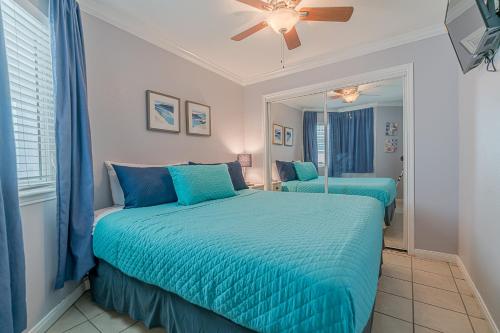 Postel nebo postele na pokoji v ubytování Octopus Gardens Private Boardwalk to the Beach Great Gulf views