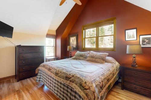 Кровать или кровати в номере Antlers Gulch Townhomes #71