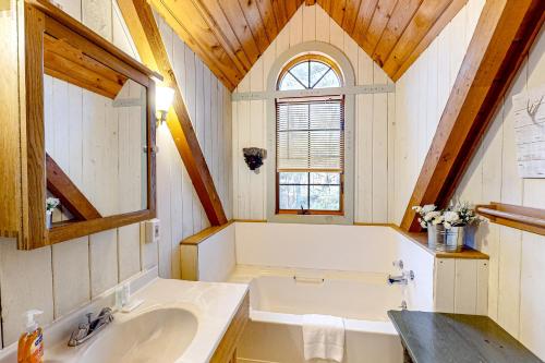 een badkamer met een wit bad en een wastafel bij Piney Bear Cabin in Swanton