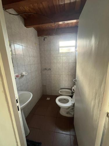 a bathroom with a toilet and a sink at Depto céntrico General Alvear in General Alvear