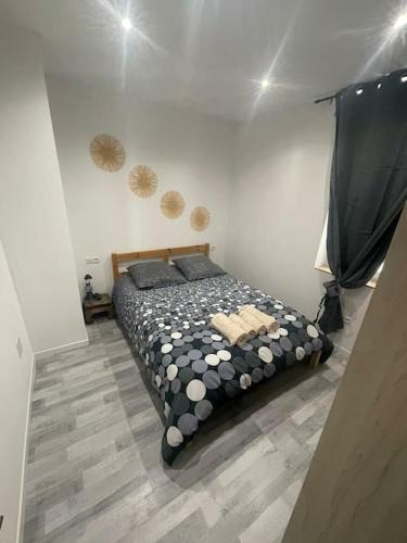 une chambre avec un lit dans une pièce dans l'établissement Appartement Type 3 La Ciotat, à La Ciotat