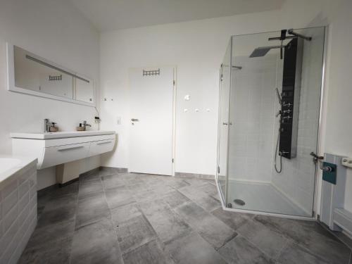 Kúpeľňa v ubytovaní fewo1846 - Martinsberg - zentrumsnahe Wohnung mit 3 Schlafzimmern