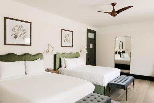 1 dormitorio con 2 camas y ventilador de techo en The Rochester Hotel, en Durango
