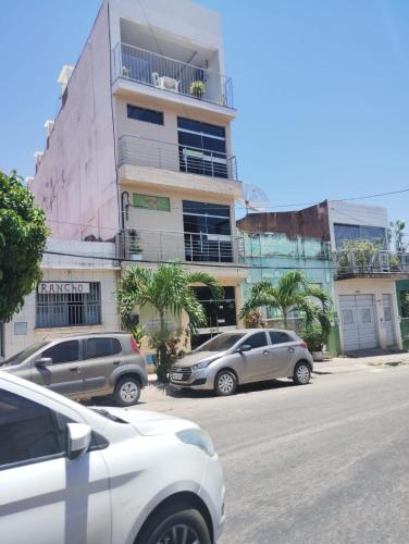 two cars parked in front of a building at Hotel Vitoria Iracema in Juazeiro do Norte
