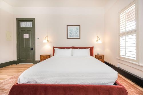 Postel nebo postele na pokoji v ubytování The Rochester Hotel