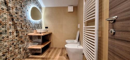 a bathroom with a toilet and a sink at IL RIFUGIO DI GASTONE - Monte Amiata - in Castel del Piano