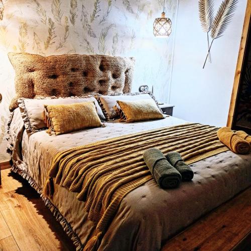 Un dormitorio con una cama grande con almohadas. en El Rincón del Val, 