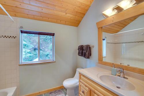 O baie la Pet-Friendly Easton Cabin with Deck and Fire Pit!