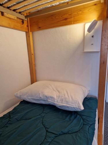 Una cama debajo de una cama elevada en una habitación en Studio Moderne au pied des pistes 4 Pers - La Pierre Saint-Martin GR10 en Arette