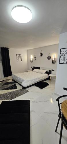 - une chambre avec un grand lit à l'étage dans l'établissement Rarina House, à Braşov