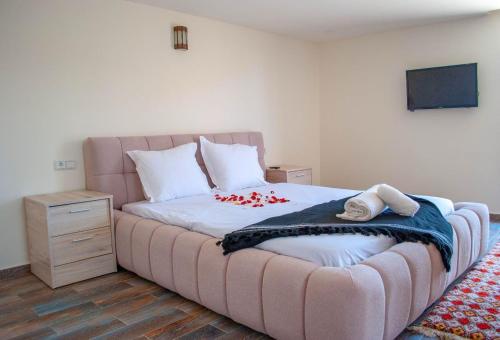 1 dormitorio con 1 cama grande y sofá en bungalows vert 2, en Essaouira