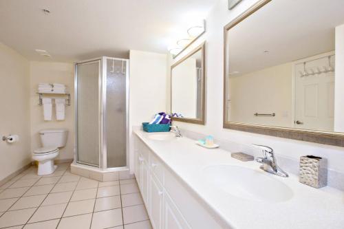 łazienka z 2 umywalkami, toaletą i lustrem w obiekcie Unit #817 w mieście Daytona Beach