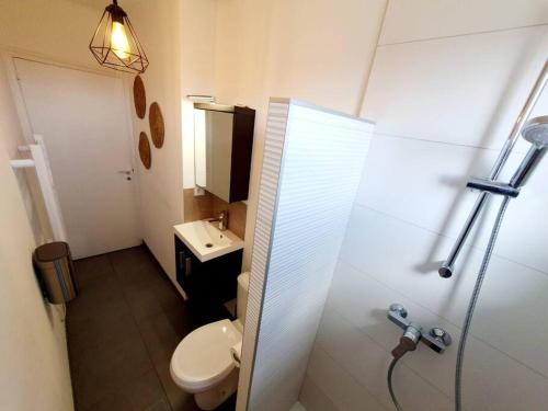 a small bathroom with a toilet and a sink at Le Cosy Paradis par Madame Conciergerie in Bruz