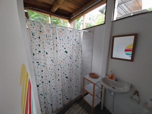 a bathroom with a shower and a sink at Flor de bambú in Uvita
