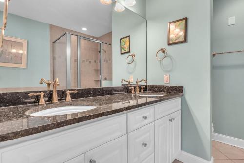 Koupelna v ubytování Beats Working By Oak Island Accommodations