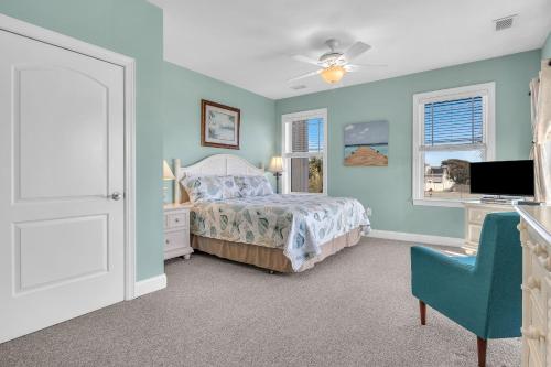 Postel nebo postele na pokoji v ubytování Beats Working By Oak Island Accommodations