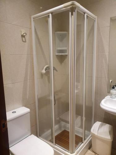 a shower in a bathroom with a toilet and a sink at Casco histórico- Vivienda de 2 habitaciones con parking in Oviedo