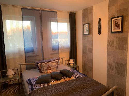 ein kleines Schlafzimmer mit einem Bett und einem Fenster in der Unterkunft FeWo an der Weser in Nordenham