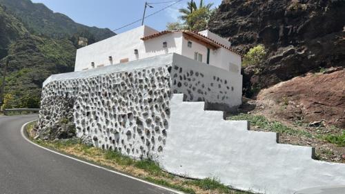 un edificio con una escalera al lado de una carretera en Welcome to casa Coralia, 