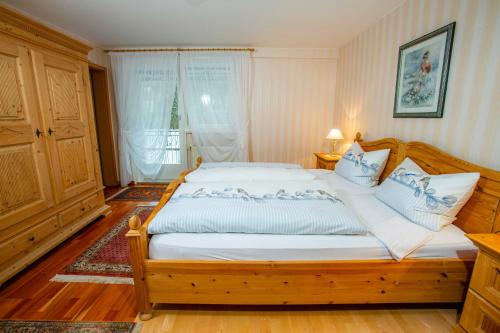 una camera con un grande letto di Ferienwohnungen Im Kelterhaus a Bad Herrenalb