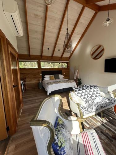 una grande camera con due letti e un divano di Rainy Hill Retreat - The Loft a Cockatoo