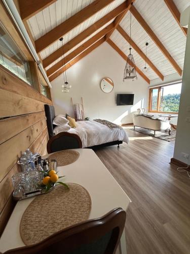 una camera con letto e un soggiorno di Rainy Hill Retreat - The Loft a Cockatoo