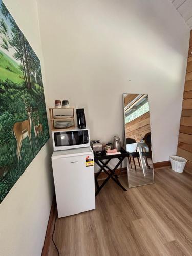 una cucina con frigorifero e tavolo in una camera di Rainy Hill Retreat - The Loft a Cockatoo