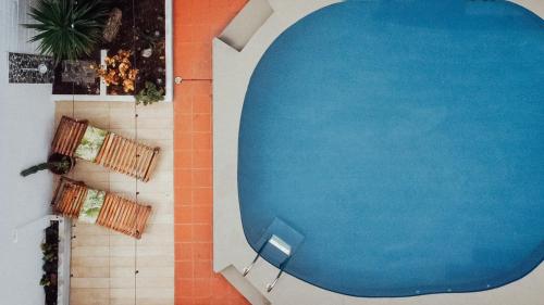 an overhead view of a swimming pool with a blue floor at Hostal Pimampiro in Puerto Baquerizo Moreno